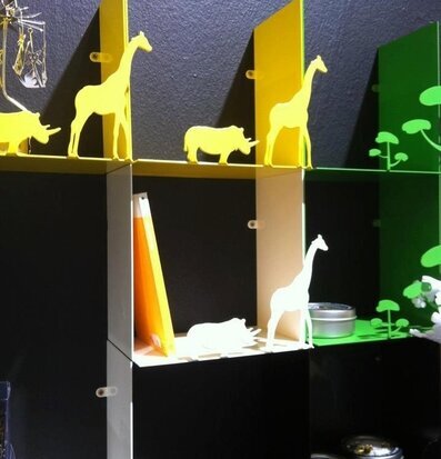 Bild av stilfull vägghylla med djur och färgkombinationer