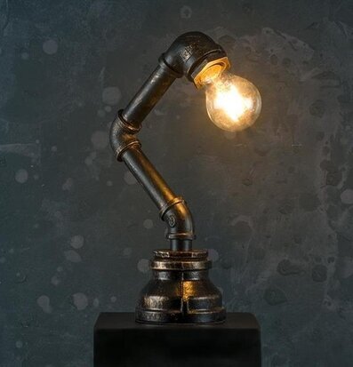 Foto av unik lampa med industriell design och stil