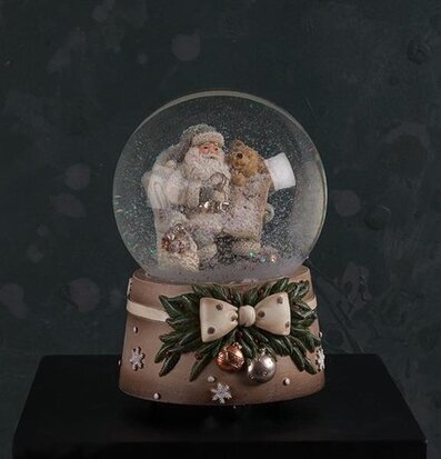 Foto av en vacker snöglob med jultomte och björn