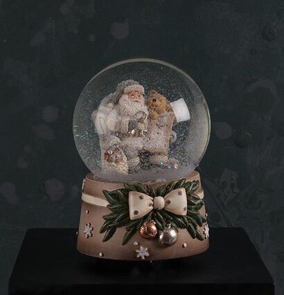 Foto av en vacker snöglob med jultomte och björn