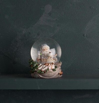 Bild av charmig snöglob med tomte och leksakståg
