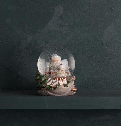 Bild av charmig snöglob med tomte och leksakståg