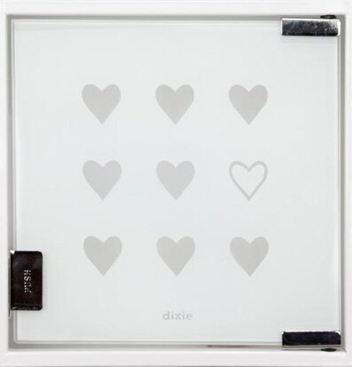 Bild av stilrent nyckelskåp med hjärtmotiv i vitt