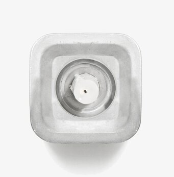 Bild av fyrkantig metallbehållare för ljusstumpar