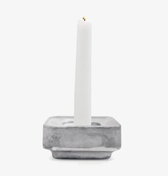 Bild av modern och minimalistisk ljusstake i metall