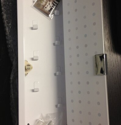 Bild av stilrent och funktionellt nyckelskåp i vitt