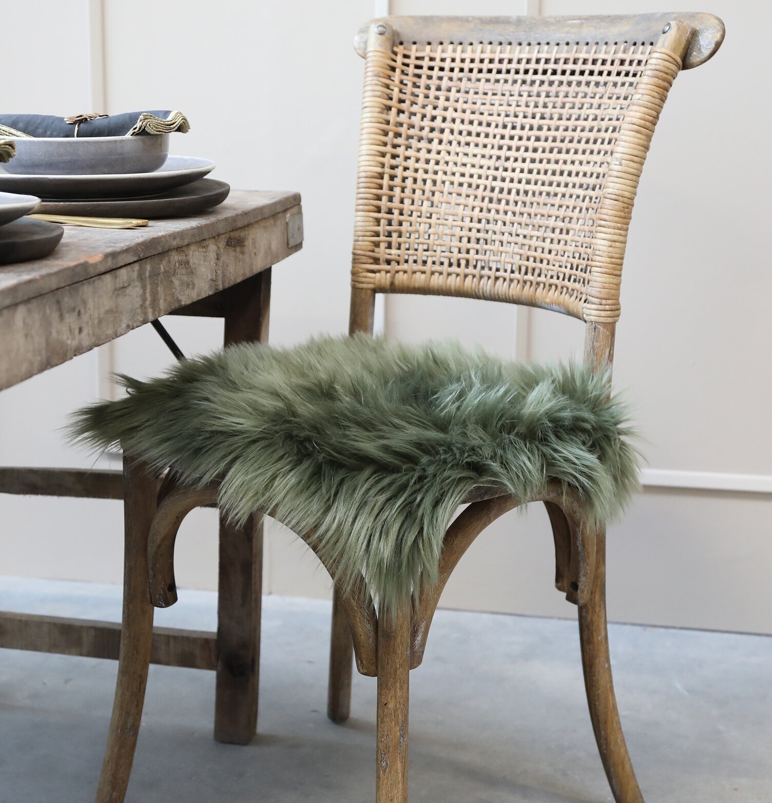 Konstgjord Sittdyna Grön från Chic Antique på rustik trästol