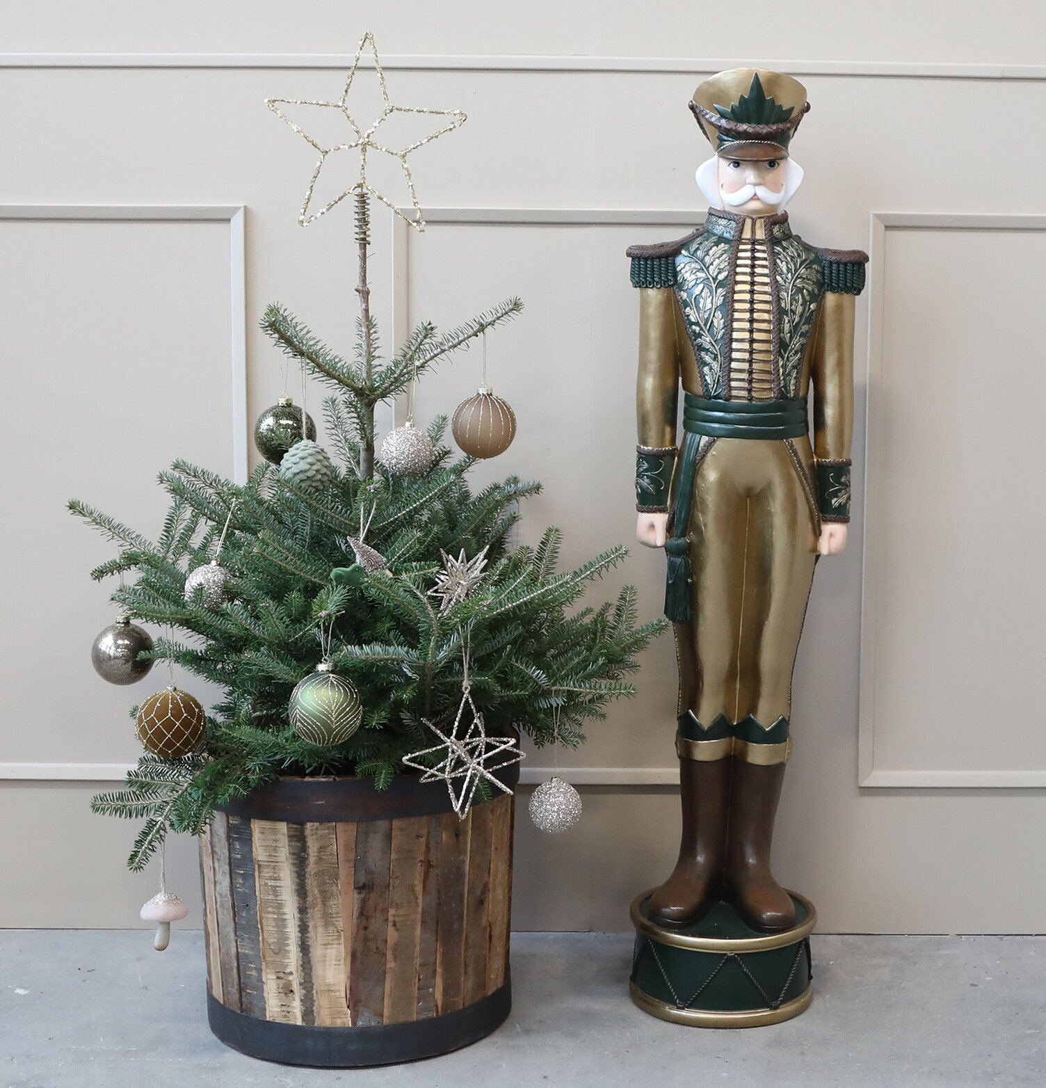 Bild av juldekoration med nötknäppare och julgran