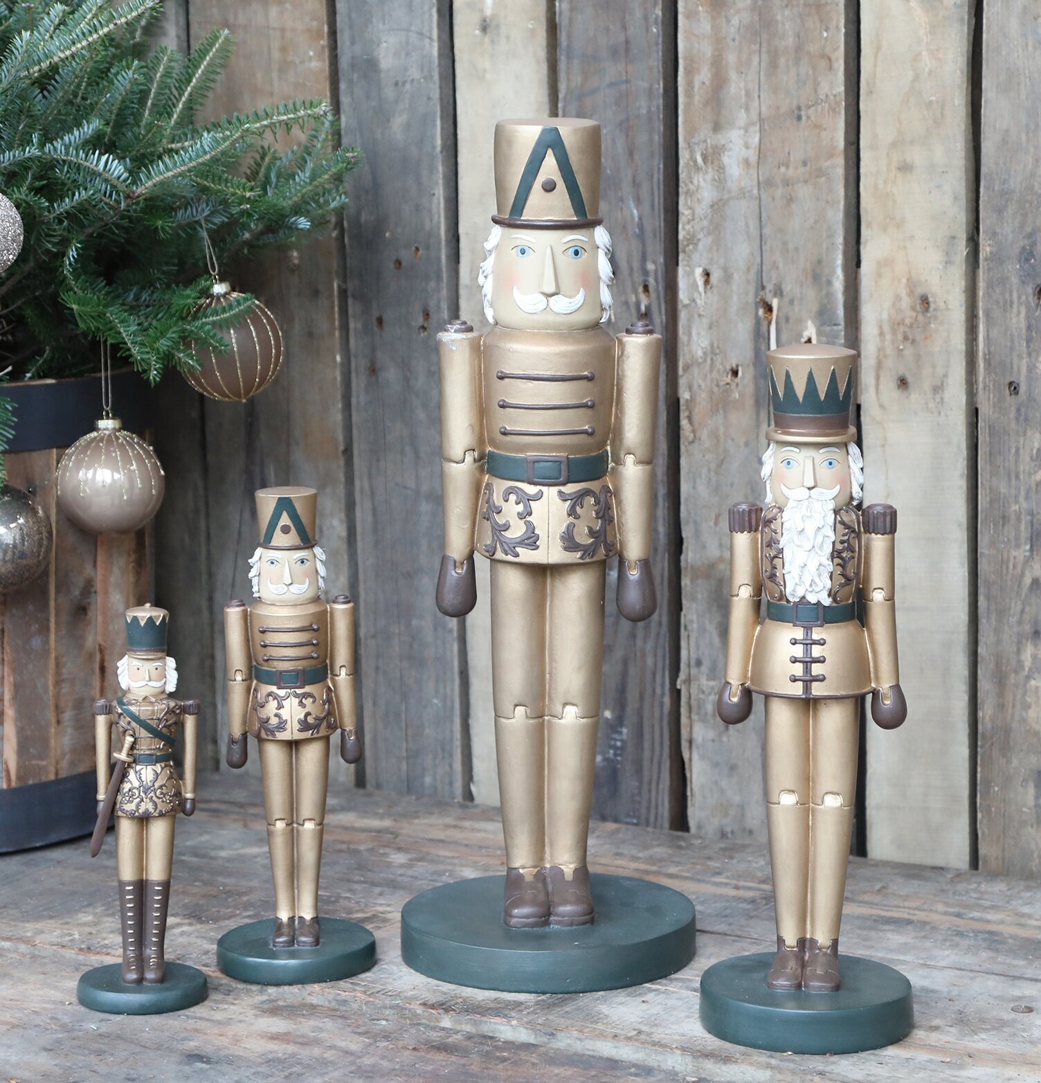 Nötknäppare Antik Guld L från Chic Antique på rustikt bord