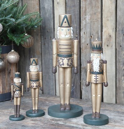 Bild av eleganta nötknäpparfigurer och juldekorationer