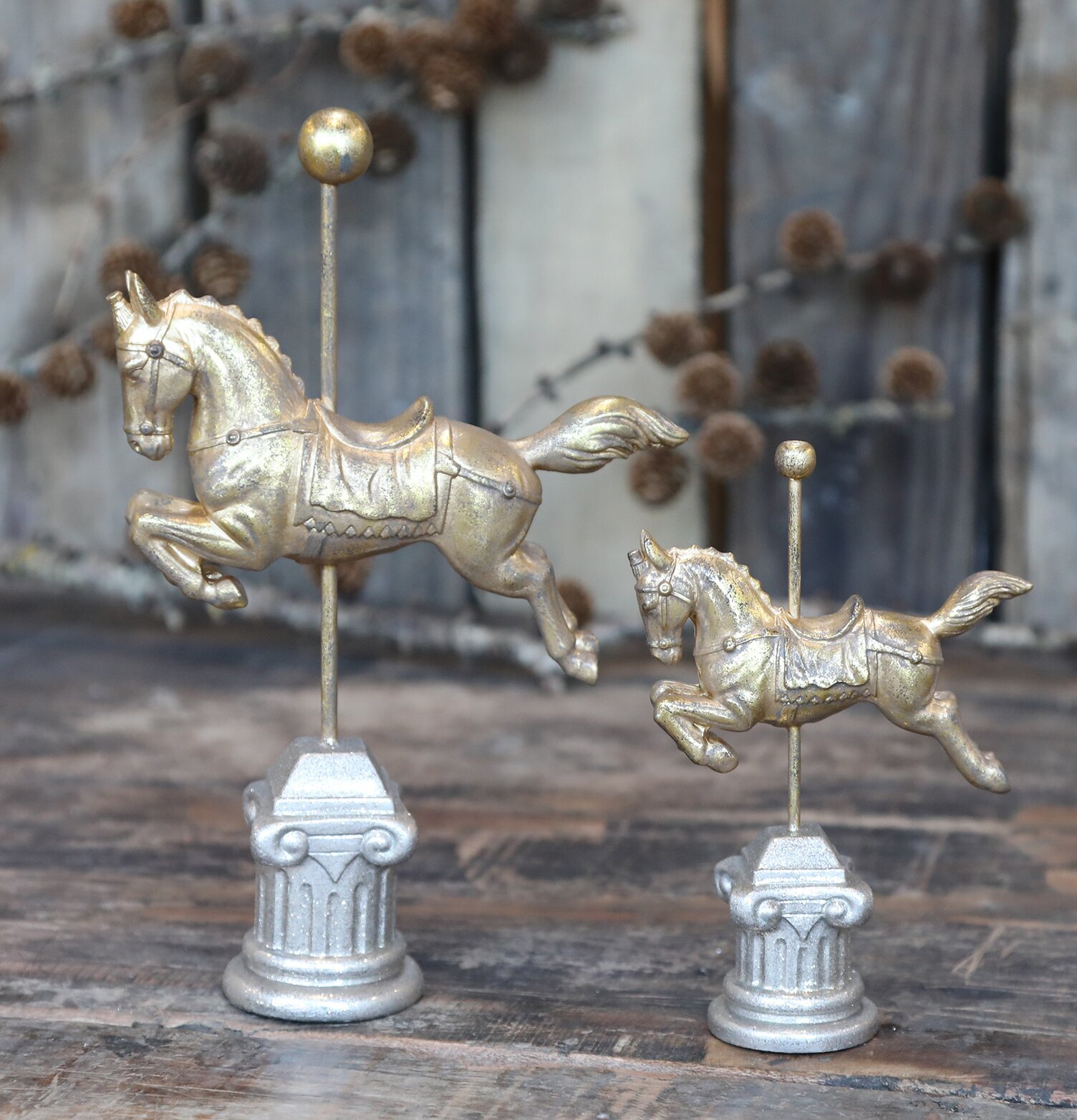 Cirkushäst Antik Guld M från Chic Antique i rustik miljö