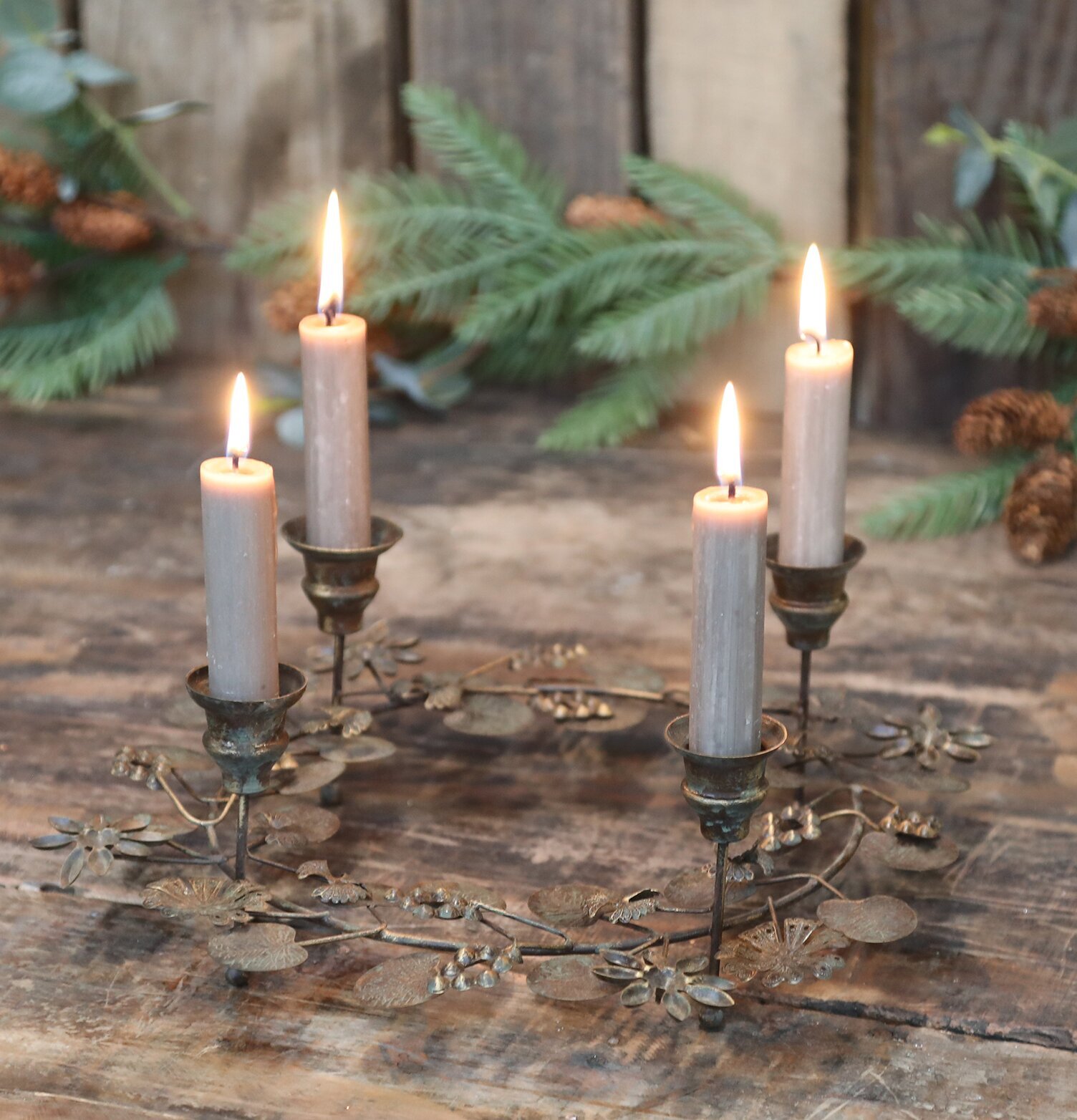Foto av adventsljusstake i antik mässing och natur