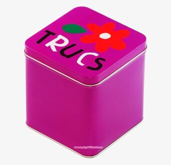 Bild av livfull rosa fyrkantig plåtburk med blomma