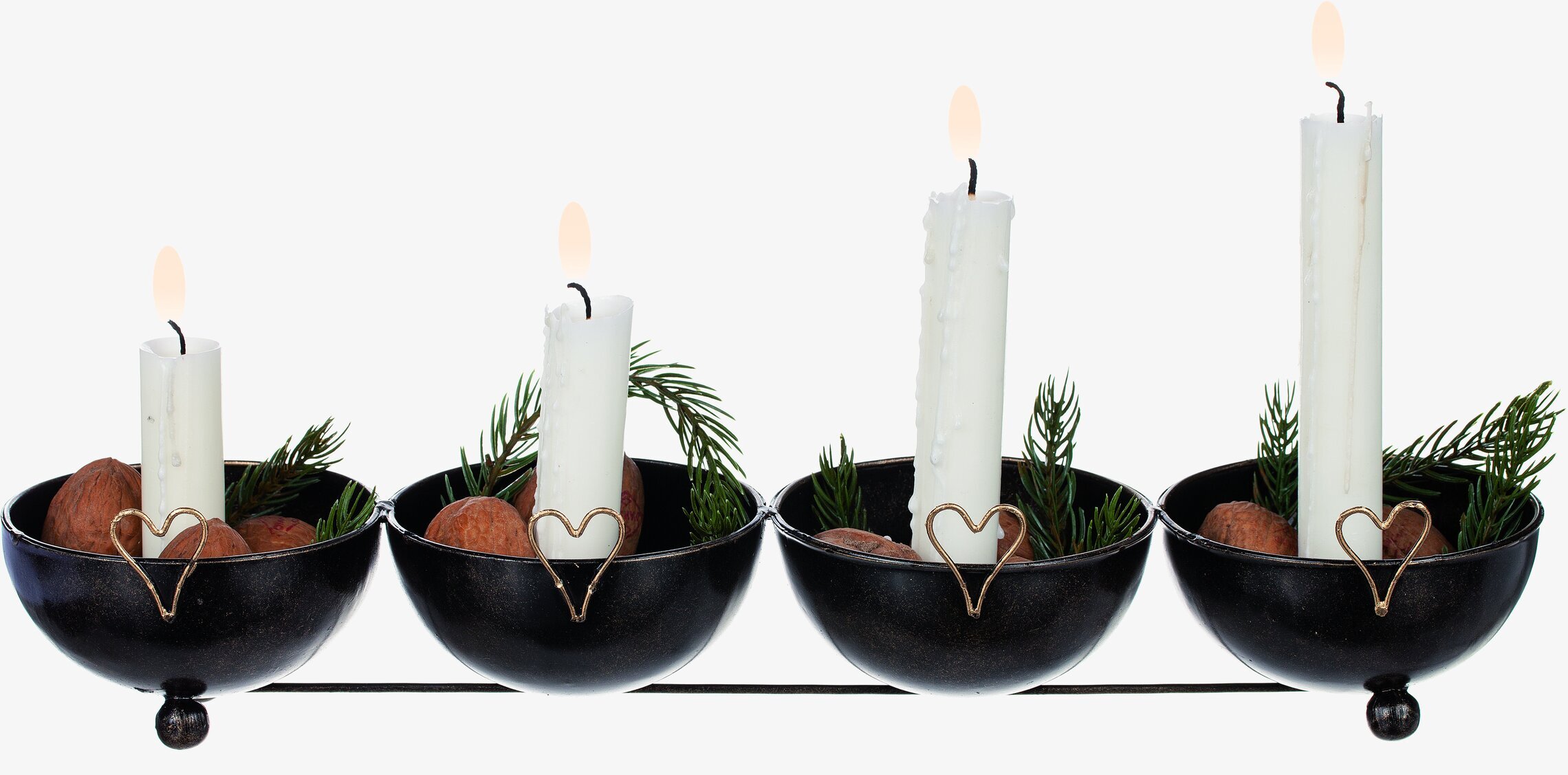 Foto av adventsljusstake med naturinspirerad dekoration