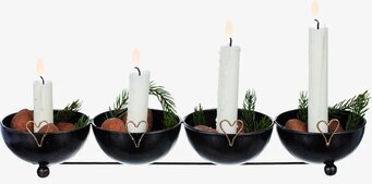 Foto av adventsljusstake med naturinspirerad dekoration