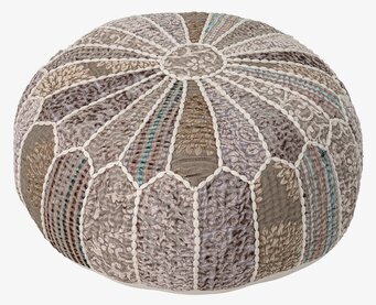 Bild av rund sittpuff med lappteknik och jordnära toner