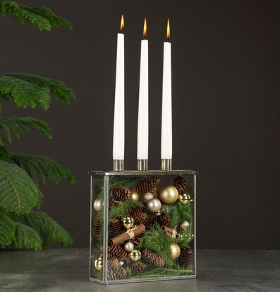 Bild av stilren glasbox med ljus och naturdekorationer