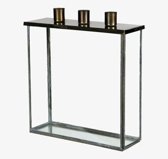 Bild av elegant glasbox med ljushållare och metallram