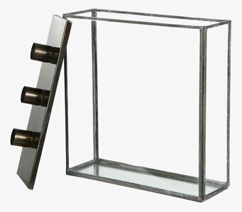 Bild av glasbox med metallram och ljushållare