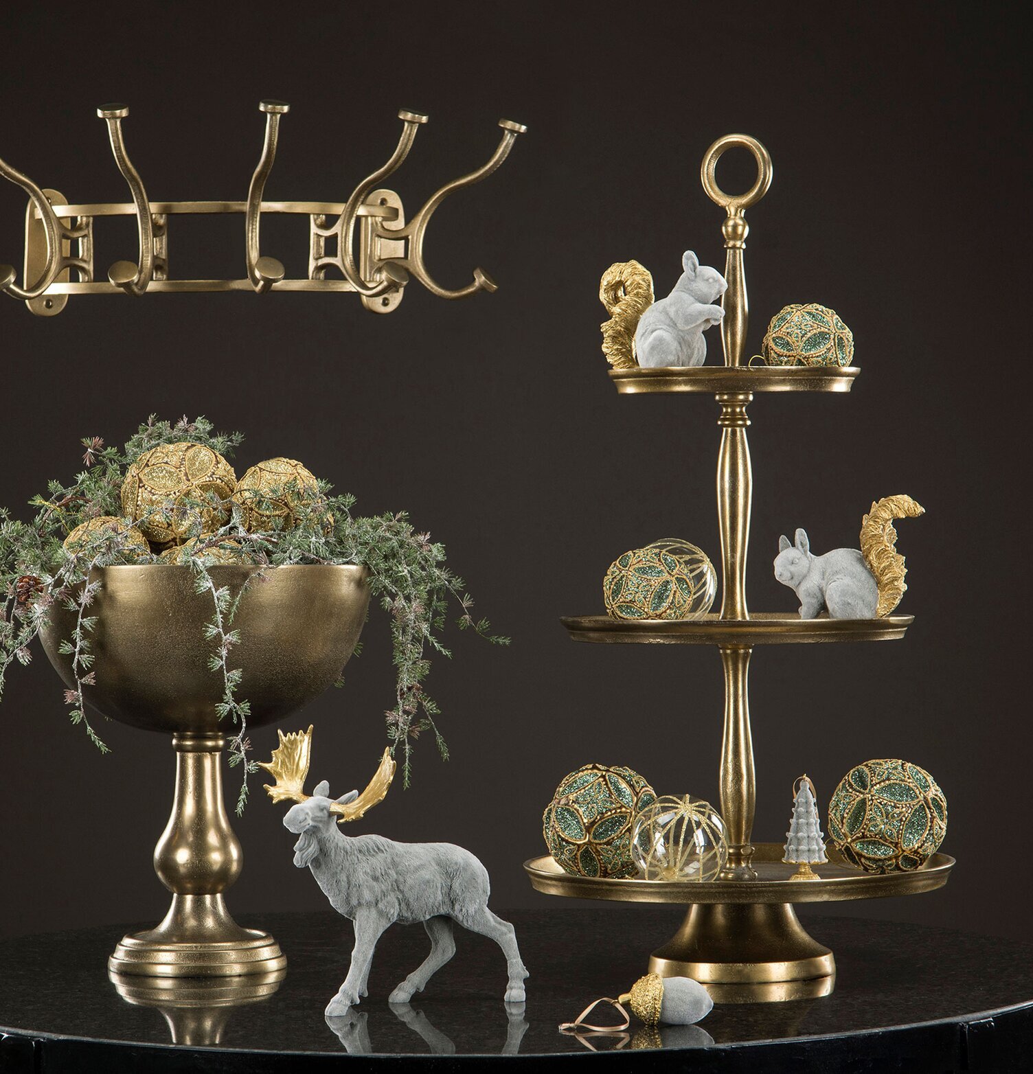 Ekorre Grå Velvet från A Lot Decoration på gyllene kakfat