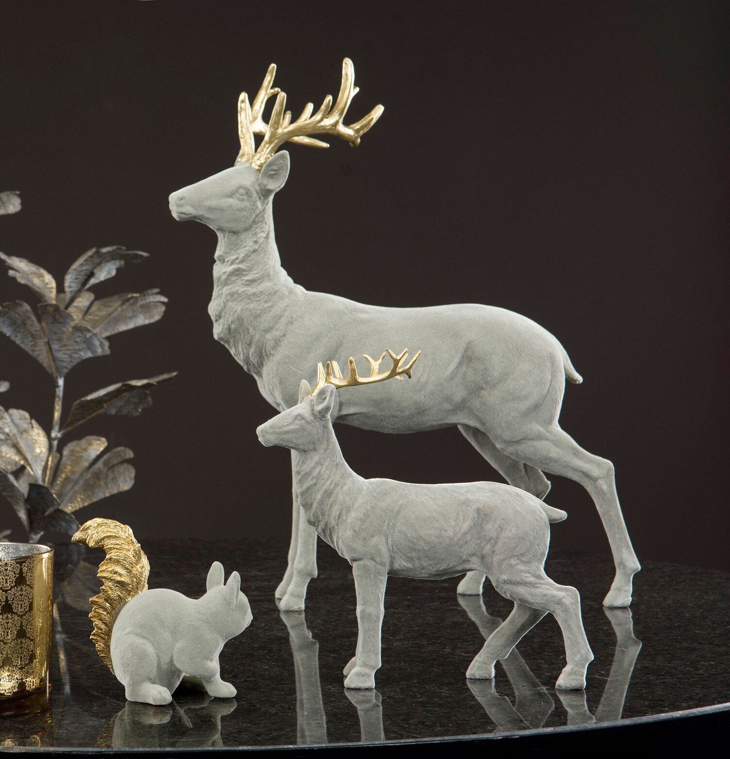 Hjort Grå Velvet från A Lot Decoration med guldiga horn