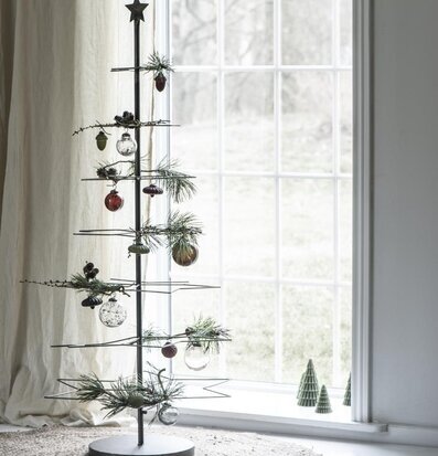 Bild av elegant julgran display med dekorationer