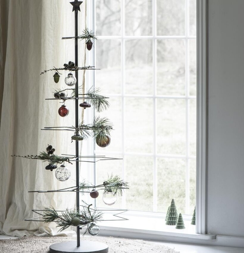 Bild av elegant julgran display med dekorationer