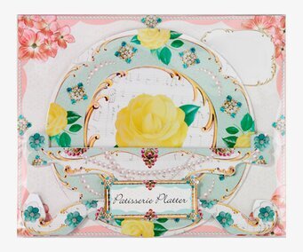 Foto av elegant tårtfat med blommönster och pastellfärger