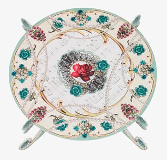 Bild av elegant tårtfat med färgsprakande design