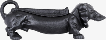 Foto: Fotskrapa i järn formad som tax för entrén