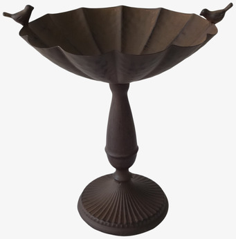 Foto av antikt fågelbad i brun metall med fåglar