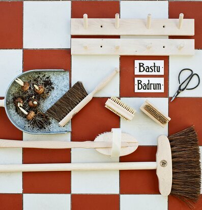 Bild av stilrena vardagsprodukter i klassisk miljö