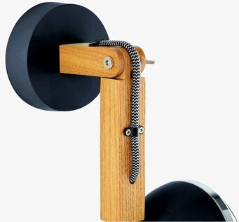 Bild av stilren vägglampa med trä och metall detaljer