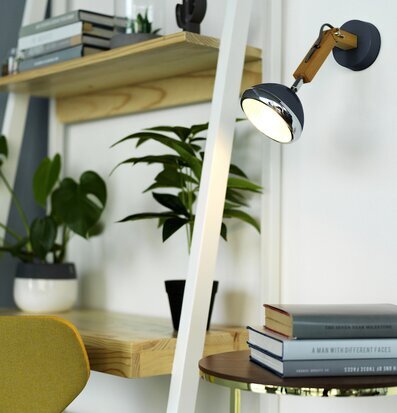 Bild av stilren och hemtrevlig interiör med lampa