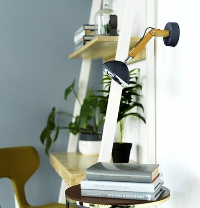 Bild av harmoniskt inredd miljö med vägglampa