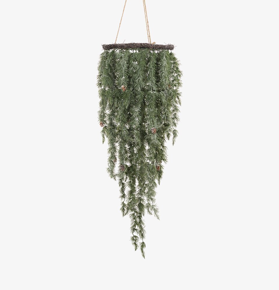 Bild av dekorativt hängande arrangemang med granris