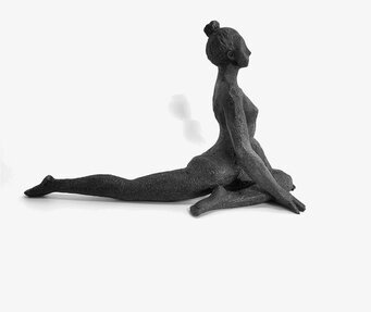 Bild av elegant skulptur i yogaposition med balans