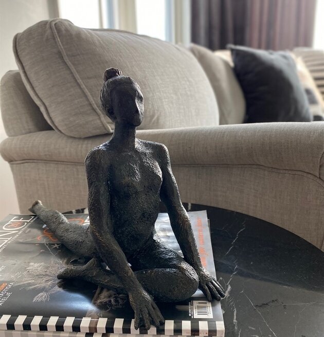 Yoga Mahal Svart från Nääsgränsgården på marmorbord