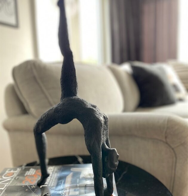 Yoga Cholena Svart skulptur från Nääsgränsgården på bord