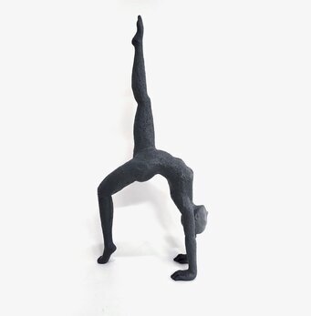 Bild av stiliserad skulptur i avancerad yogaposition