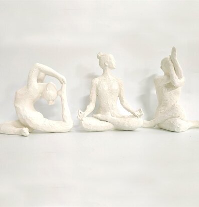 Bild av tre vita yogaskulpturer i minimalistisk stil