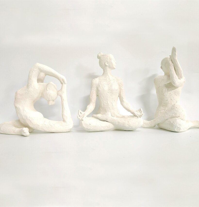Bild av tre vita yogaskulpturer i elegant design