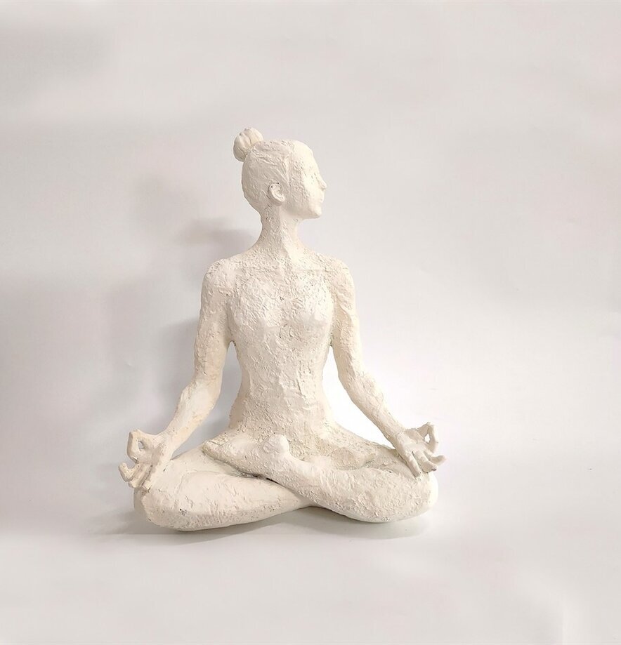 Yoga Etenia Vit från Nääsgränsgården i lotusposition