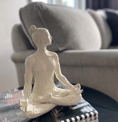 Bild av skulptur i modernt och harmoniskt vardagsrum