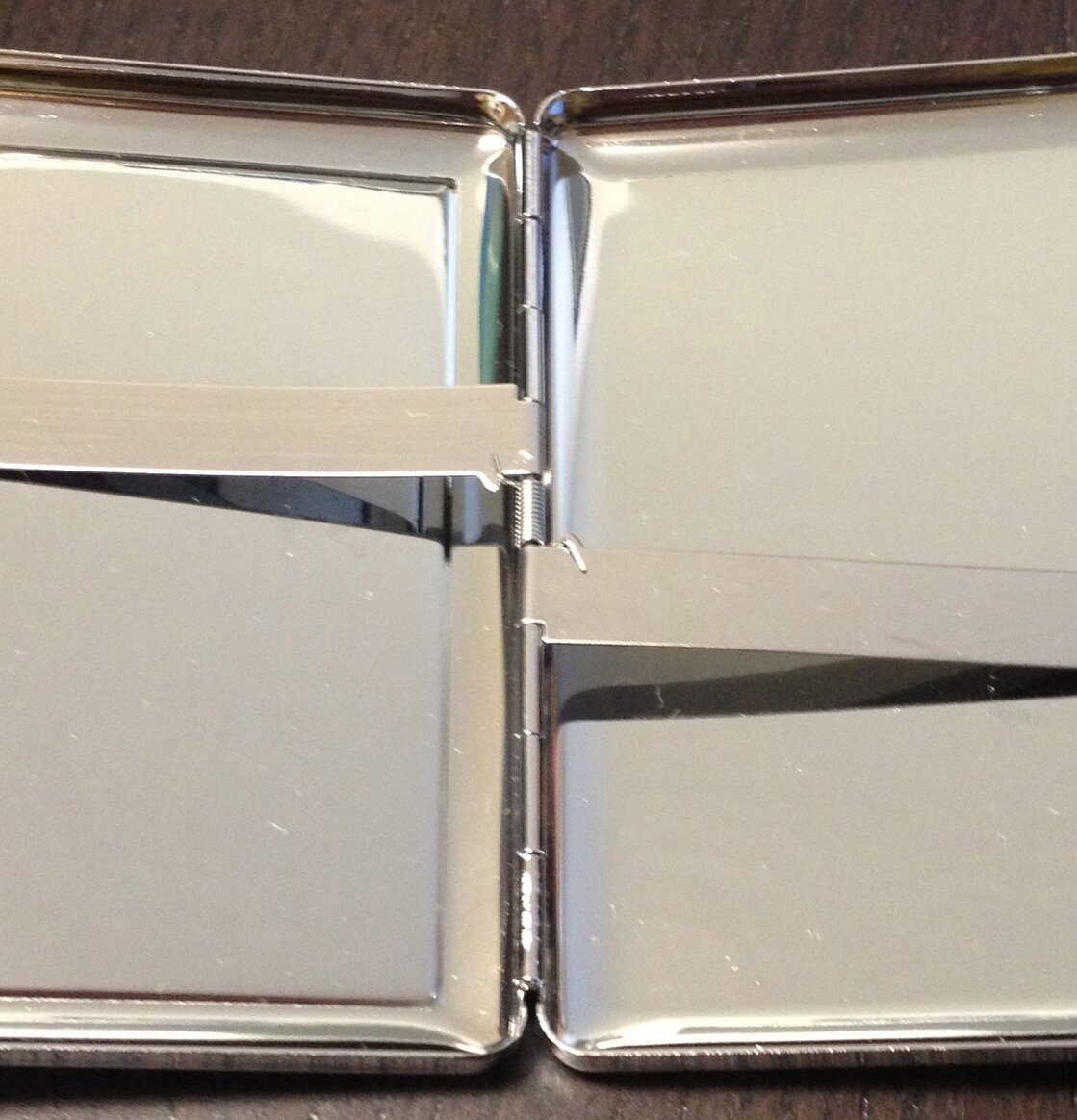 Foto av stilrent cigarettetui med reflekterande yta