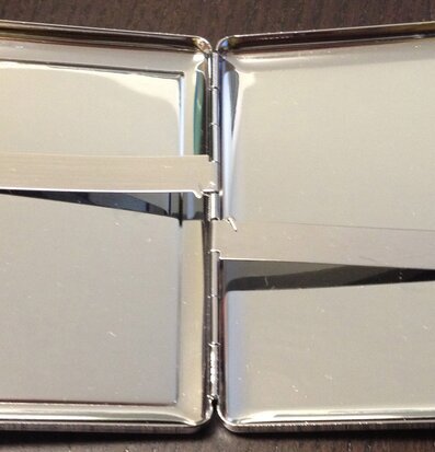 Foto av stilrent cigarettetui med reflekterande yta