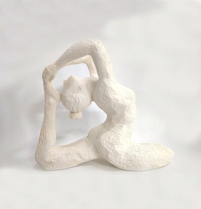 Foto av vit skulptur i balans och rörelse