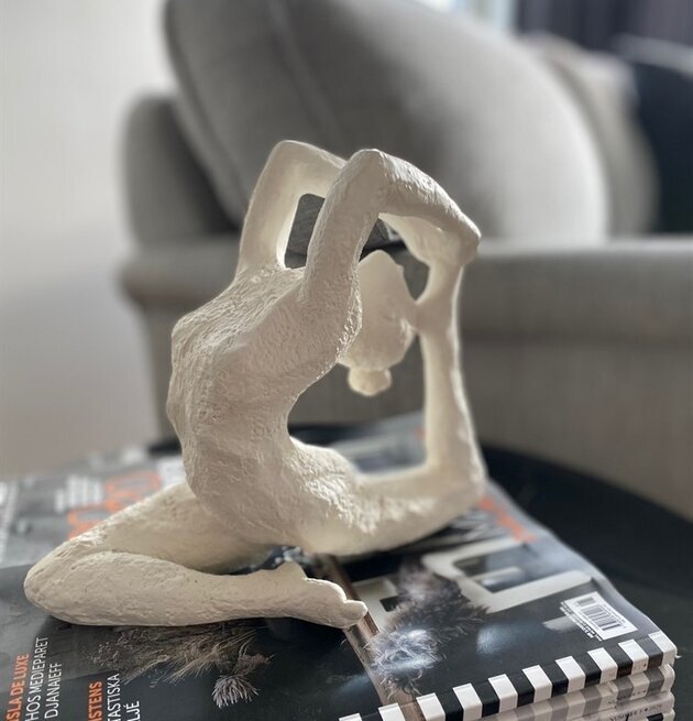 Yoga Olathe Vit från Nääsgränsgården på ett bord med tidskrifter