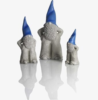 Bild av tre dekorativa tomtefigurer i blått och grått