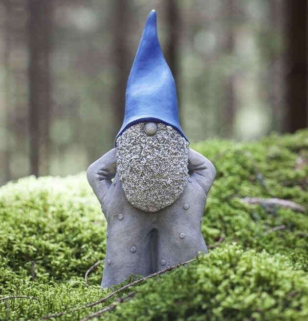 Tomten Elmer Blå 45 Cm från Nääsgränsgården i skogsmiljö